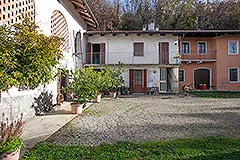 Italian Farmhouse for sale in Piemonte - Traditional L shape